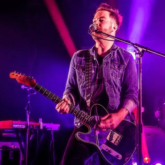 Yang pertama adalah jawara American Idol season ketujuh, David Cook. Jadi angin segar di antara para penyanyi rock saat ini, apa kamu masih ingat dengan lagu-lagu seperti Light On atau Always Be My Baby?