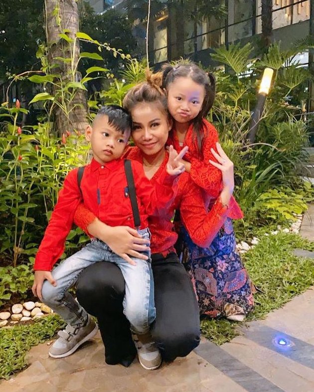 10 Beautiful Charms of Baby, Vicky Prasetyo's Younger Sister, Hot Mom of 2 Children Who Rarely Get Attention