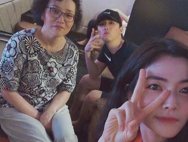 Lee Hong Ki pernah mengunggah foto adik perempuannya di Instagram, tentu saja hal tersebut langsung mencuri perhatian.