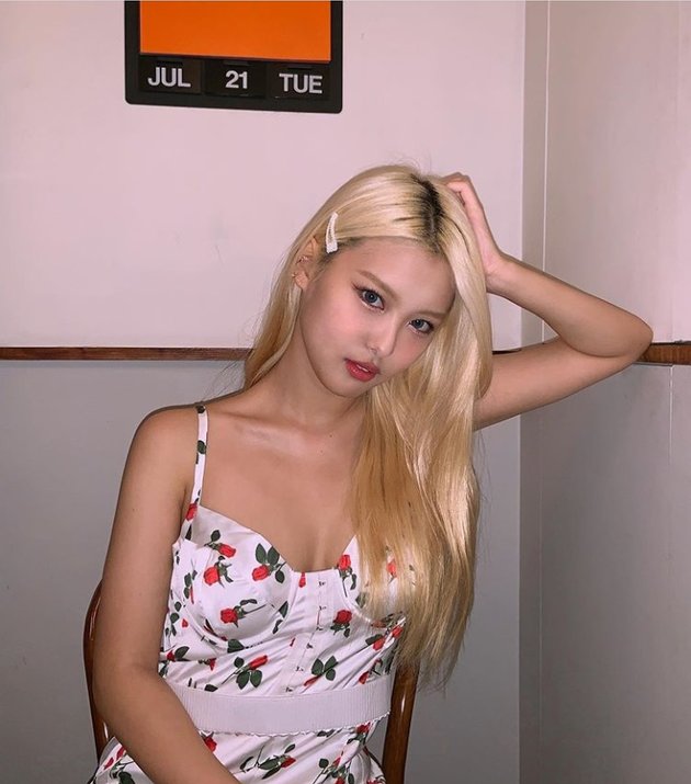 10 Portraits of Ahin MOMOLAND, Stunning with Blonde Hair - Slim Body Goals for Girls