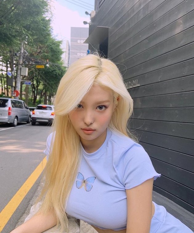 10 Portraits of Ahin MOMOLAND, Stunning with Blonde Hair - Slim Body Goals for Girls