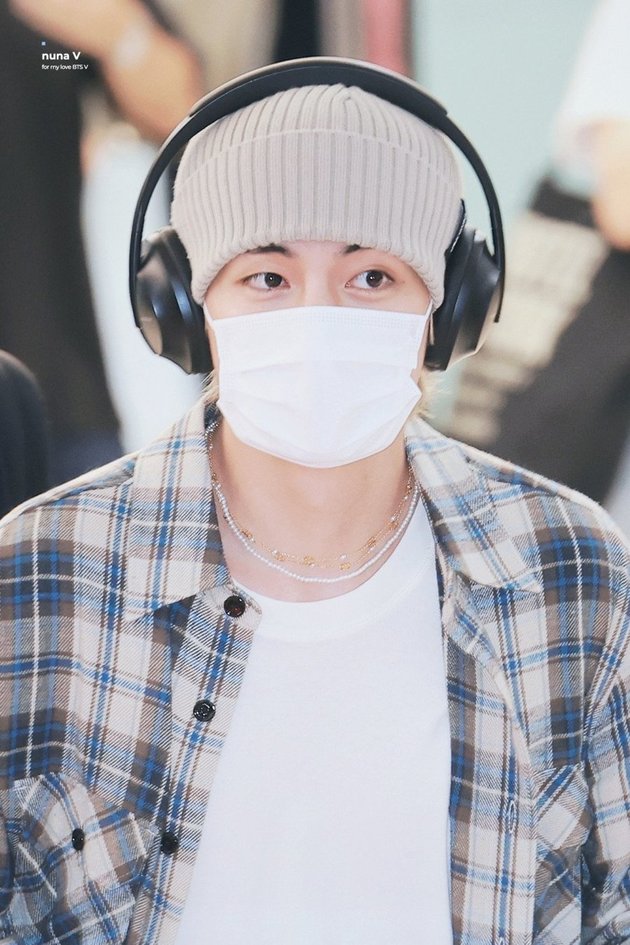 10 Photos of V BTS' Airport Fashion Returning from Japan, Attract Attention with a Bag as Big as Parents' Expectations