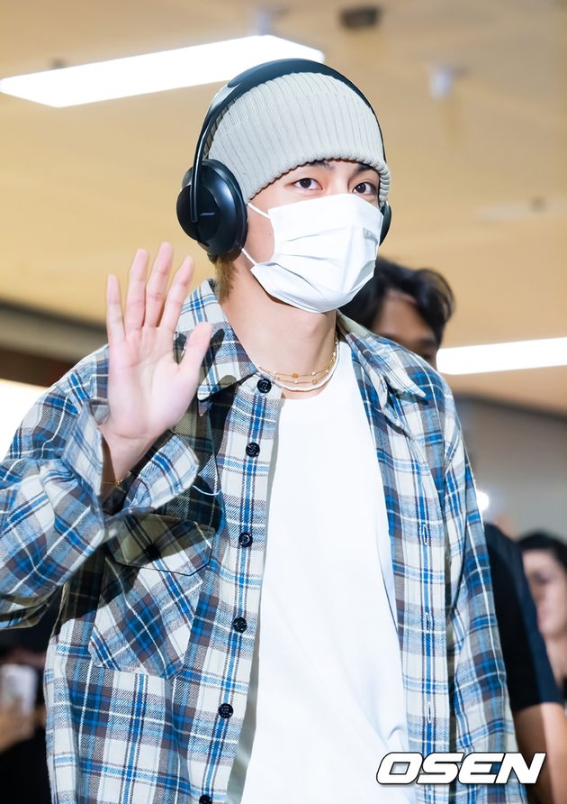 10 Photos of V BTS' Airport Fashion Returning from Japan, Attract Attention  with a Bag as Big as Parents' Expectations