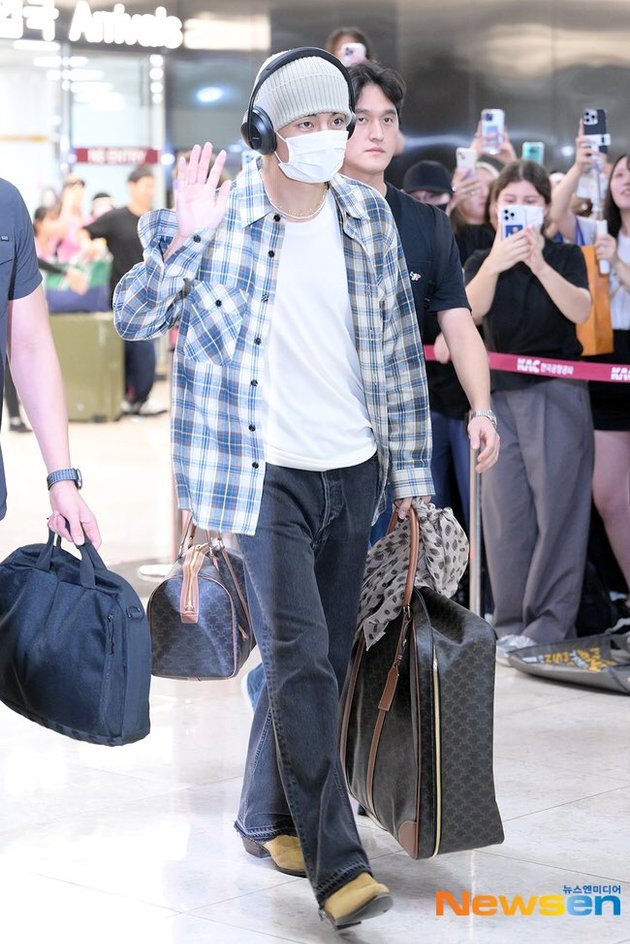 10 Photos of V BTS' Airport Fashion Returning from Japan, Attract Attention  with a Bag as Big as Parents' Expectations