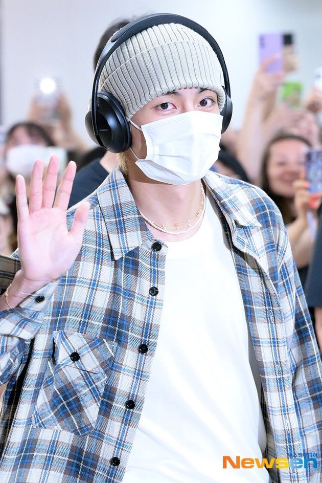 10 Photos of V BTS' Airport Fashion Returning from Japan, Attract Attention  with a Bag as