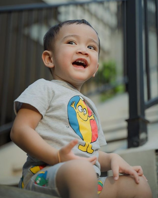 10 Photos of Rayyanza, Nagita Slavina's Son's Afternoon Activities that are Not Just About Shooting, Hanging Out on the Terrace Like Us - Adorable Wearing Rubber Bracelets on His Hand