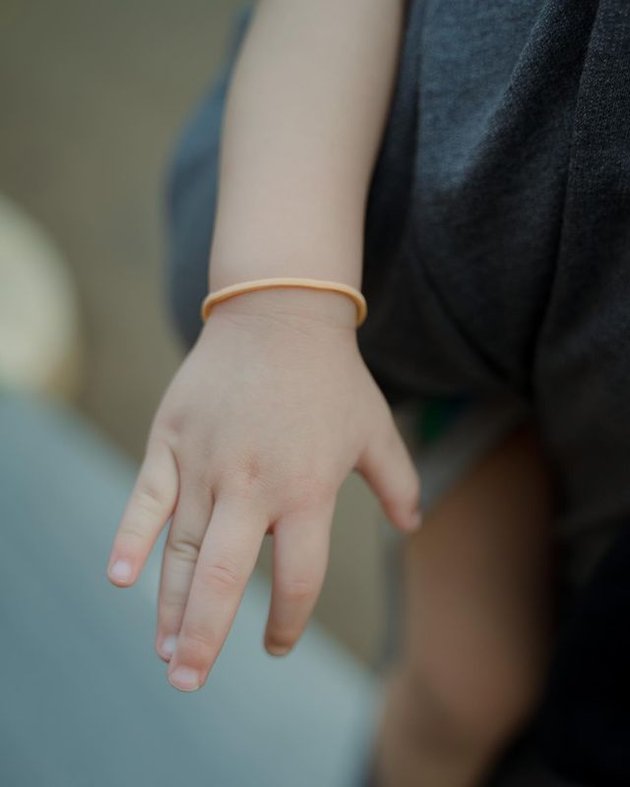 10 Photos of Rayyanza, Nagita Slavina's Son's Afternoon Activities that are Not Just About Shooting, Hanging Out on the Terrace Like Us - Adorable Wearing Rubber Bracelets on His Hand