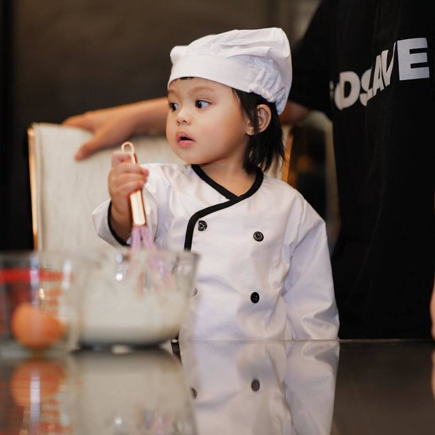 10 Photos of Ameena, Aurel Hermansyah's Daughter, Becoming a Little Chef, Adorable Like a Living Doll - Ready to Compete with Atta Halilintar in Making YouTube Content