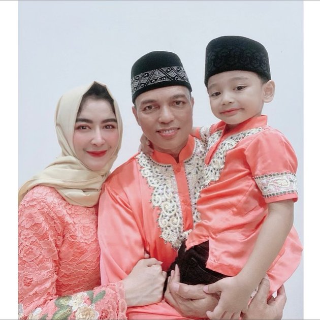 10 Photos of Uut Permatasari's Child who is Far from the Spotlight, Handsome in Koko Clothes and Peci - A Pious Future Imam