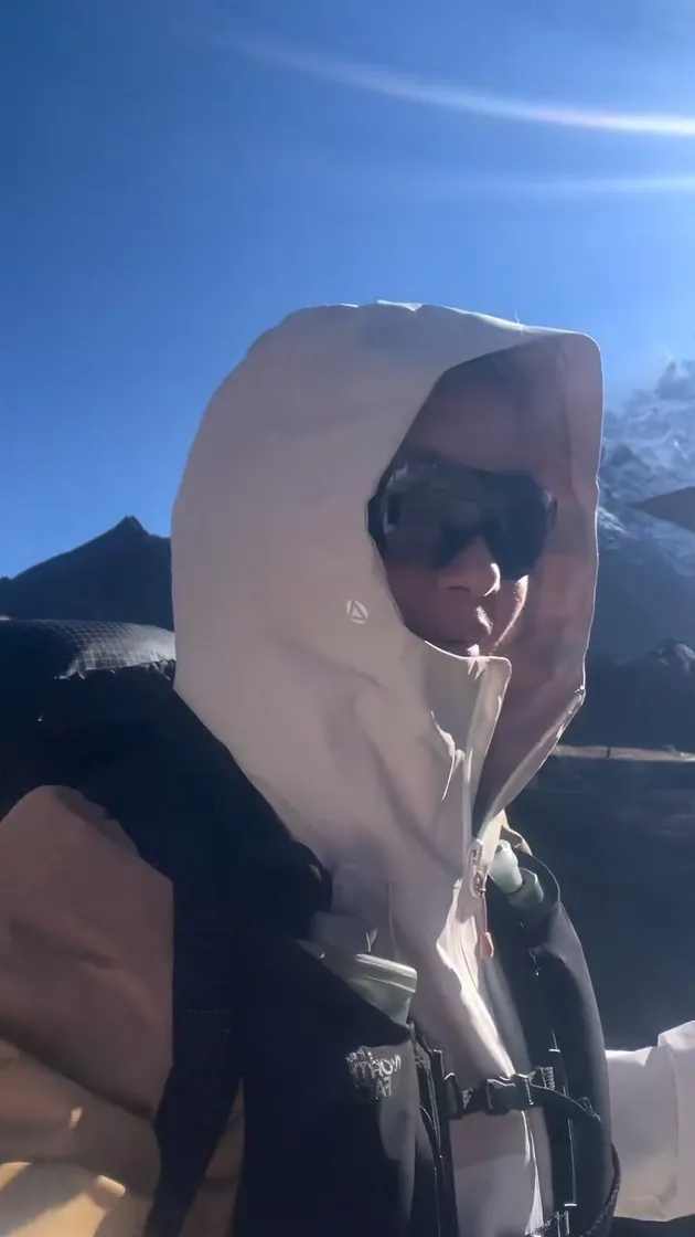  Potret Angela Gilsha tampil dengan perlengkapan lengkap