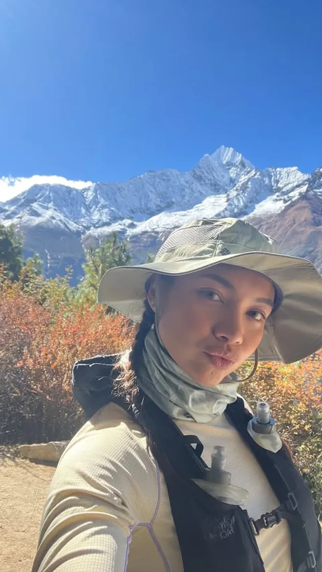  Potret cantik Angela Gilsha mendaki Everest Base Cam