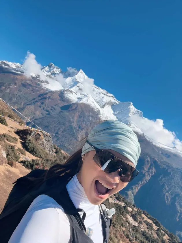  Potret  bahagia Angela Gilsha mendaki Everest Base Cam
