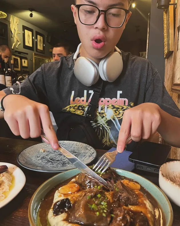 Angelina Sondakh dan Keanu di Barcelona