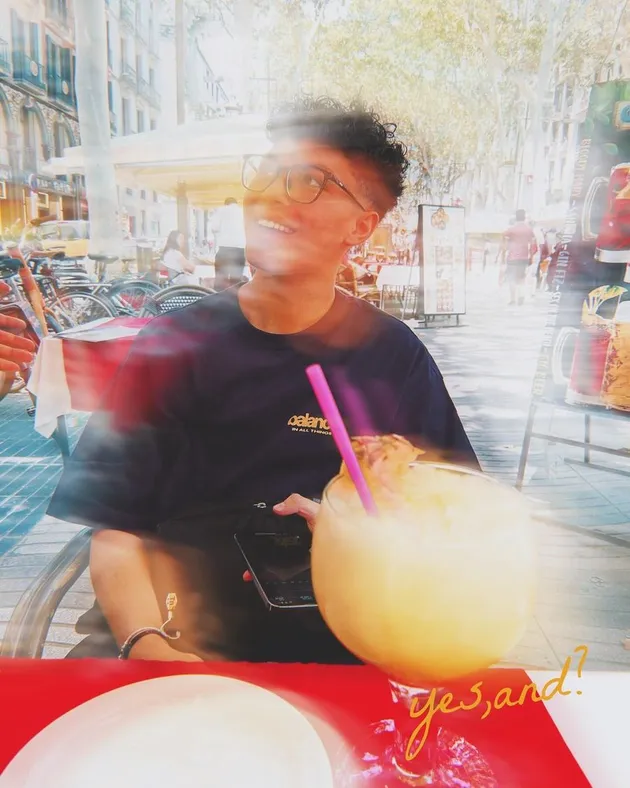 Angelina Sondakh dan Keanu di Barcelona