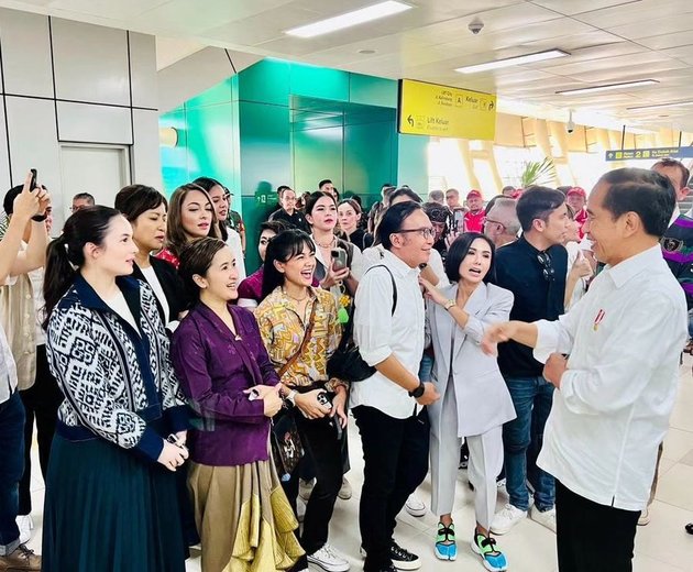 10 Photos of Artists Trying out LRT with the President of Indonesia, Inviting the Public to Use Public Transportation - Excited to Take Selfies with Mr. Jokowi