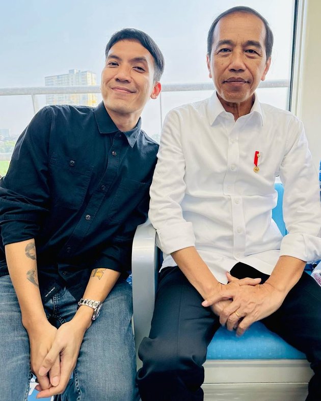 10 Photos of Artists Trying out LRT with the President of Indonesia, Inviting the Public to Use Public Transportation - Excited to Take Selfies with Mr. Jokowi