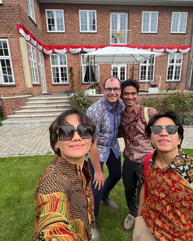 10 Photos of Artists Celebrating August 17th Abroad, Some Dressing Up as Abang None - Introducing Indonesian Culture to Children and Foreign Partners