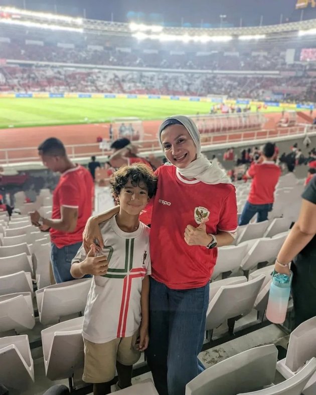 10 Portraits of Artists who Support the National Team at GBK, including Aaliyah Massaid and Thoriq Halilintar who appear affectionate - Fitri Carlina Enthusiastically Sing Yel-Yel