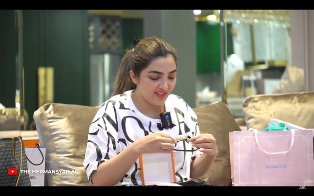 10 Photos of Ashanty Unboxing Birthday Gifts, Received Expensive Perfumes to Luxury Bags