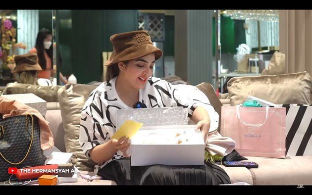 10 Photos of Ashanty Unboxing Birthday Gifts, Received Expensive Perfumes to Luxury Bags