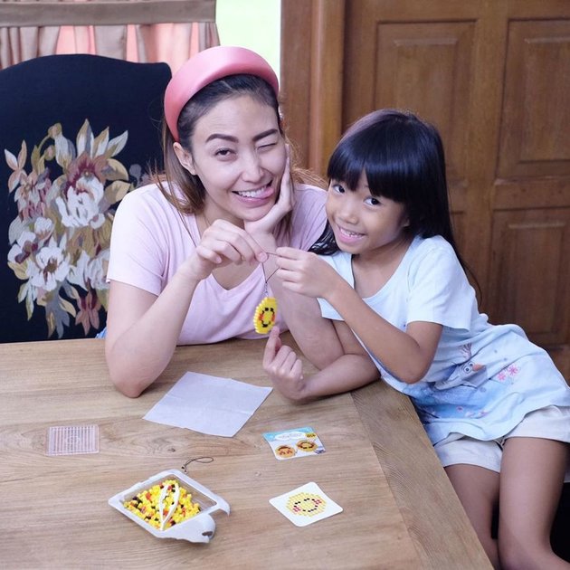 10 Pictures of Ayu Dewi When Taking Care of Children, Becoming an Ideal Mother at the Age of 35