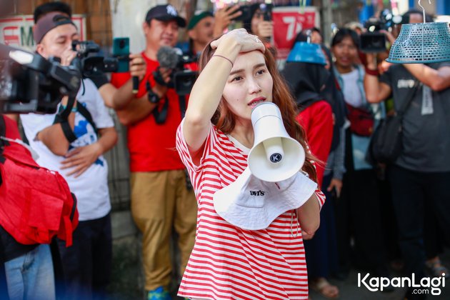 10 Portraits of Ayu Ting Ting and Family Wearing Red and White Shirts, Singing HARI MERDEKA while Going Around the Village