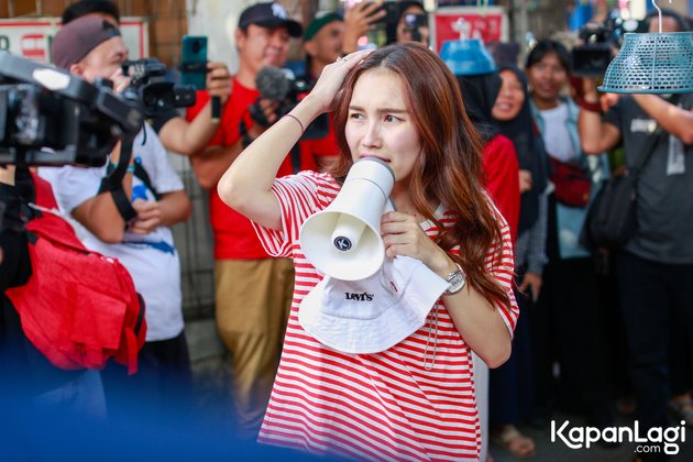 10 Portraits of Ayu Ting Ting and Family Wearing Red and White Shirts, Singing HARI MERDEKA while Going Around the Village