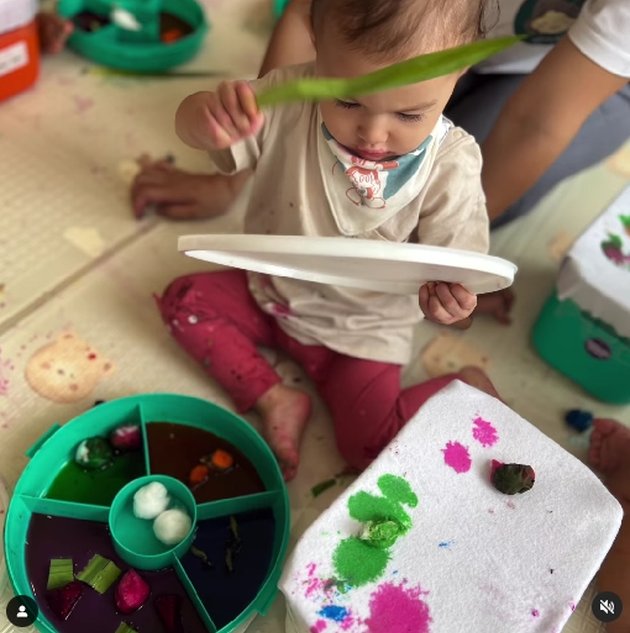 10 Photos of Baby Djiwa Who Has Started School Even Though He is Only 1 Year Old, Often Accompanying Nadine Chandrawinata to Work - Stylish and Beautiful 