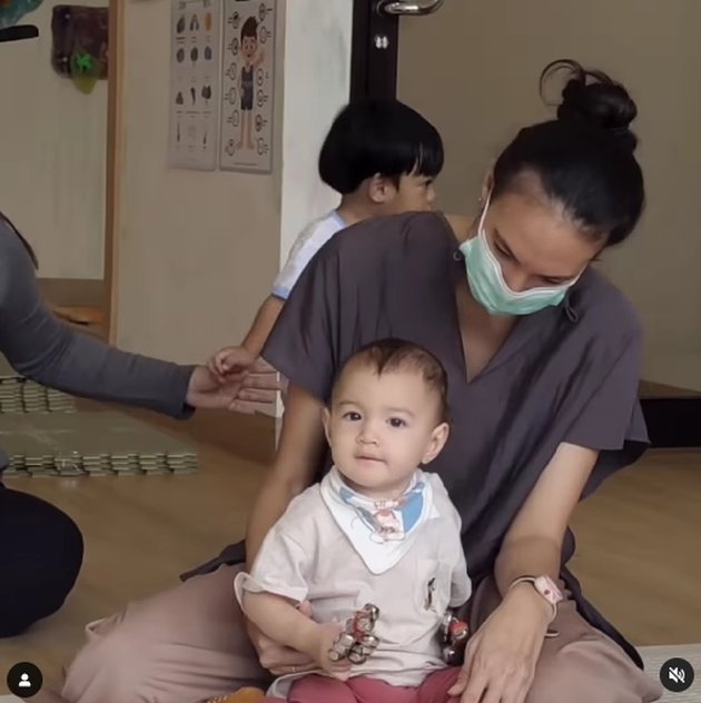 10 Photos of Baby Djiwa Who Has Started School Even Though He is Only 1 Year Old, Often Accompanying Nadine Chandrawinata to Work - Stylish and Beautiful 