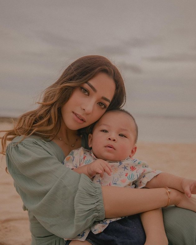 10 Photos of Baby Izz, Nikita Willy's Only Child, Receiving THR for the First Time, the Amount Makes Netizens Drool - Can Be Used to Pay Rent for 3 Months