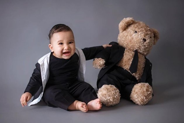 10 Portraits of Baby Ukkasya, Zaskia Sungkar and Irwansyah's Adorable Child, His Sweet Smile Melts Hearts