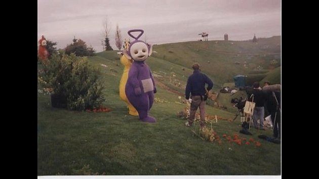10 Behind The Scenes Photos of Teletubbies Shooting, Complete with Legendary Locations