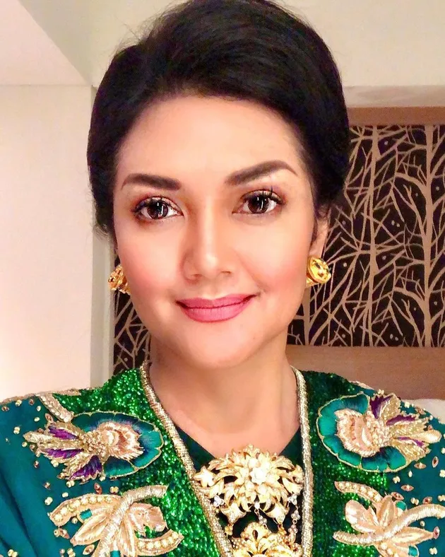Bella Saphira Sanggul dan Kebaya