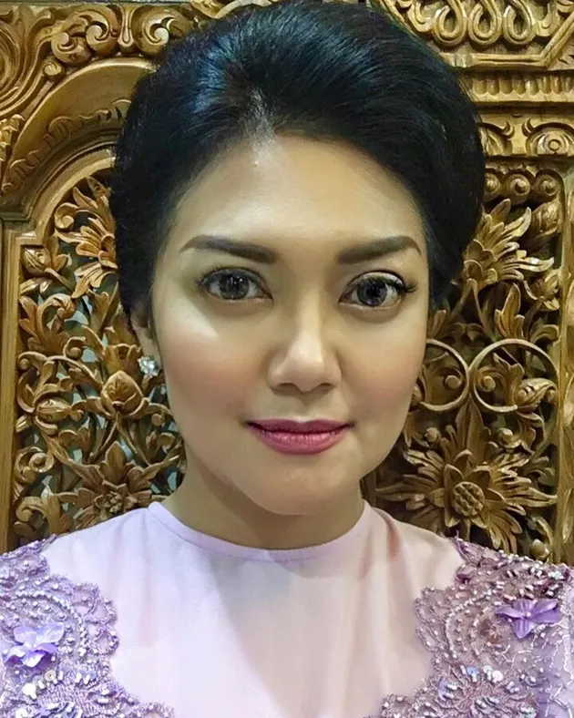 Bella Saphira Sanggul dan Kebaya