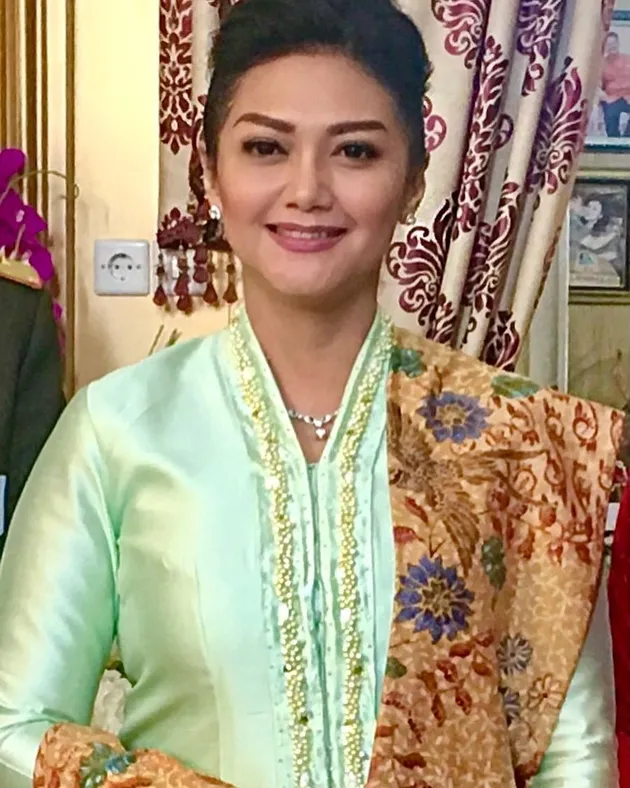 Bella Saphira Sanggul dan Kebaya