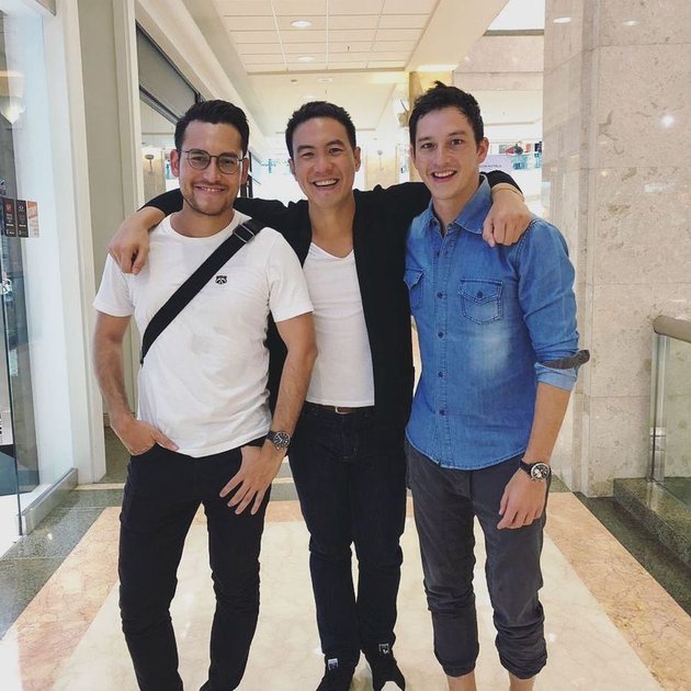 10 Portraits of Bromance between Arifin Putra and Mike Lewis, Handsome Duo who are Good Friends