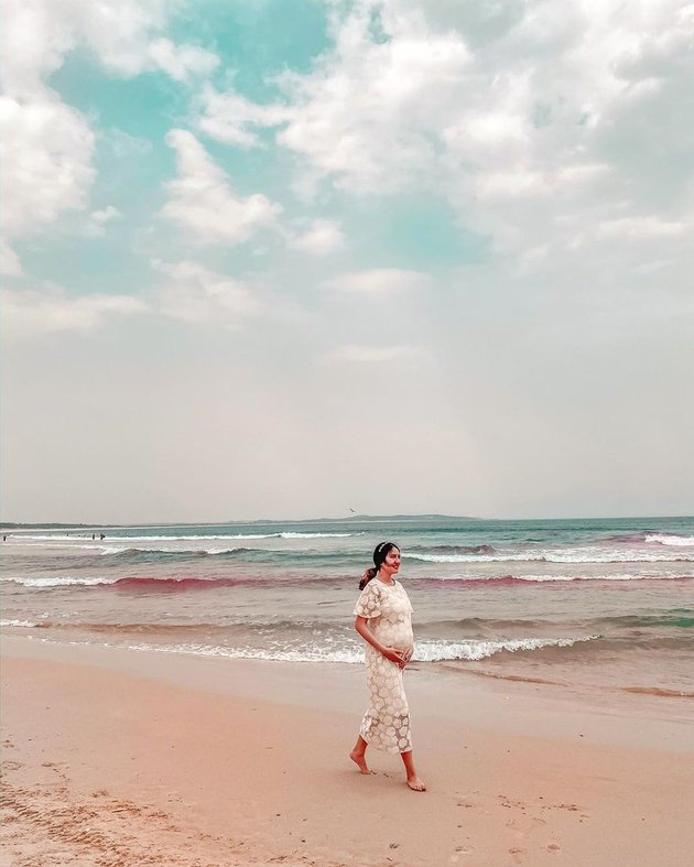 10 Beautiful Photos of Acha Sinaga Showing Baby Bump, Counting Down to the Birth of the First Child