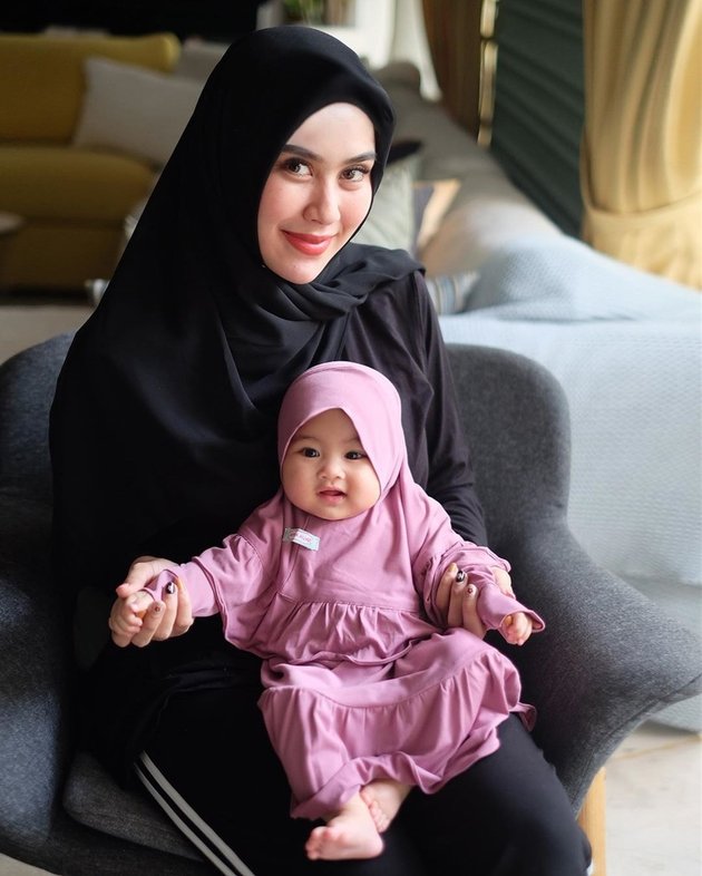 10 Beautiful Portraits of Celebrity Children in Hijab, Cute and Adorable