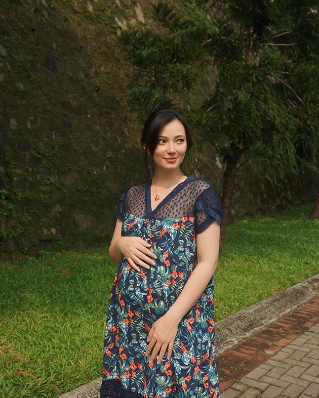 10 Beautiful Photos of Asmirandah Showing Off Her Baby Bump, Glowing Future Mother!