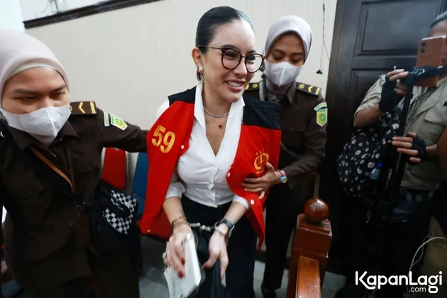 Nikita Mirzani, datang Sidang, penampilan, penuh senyuman