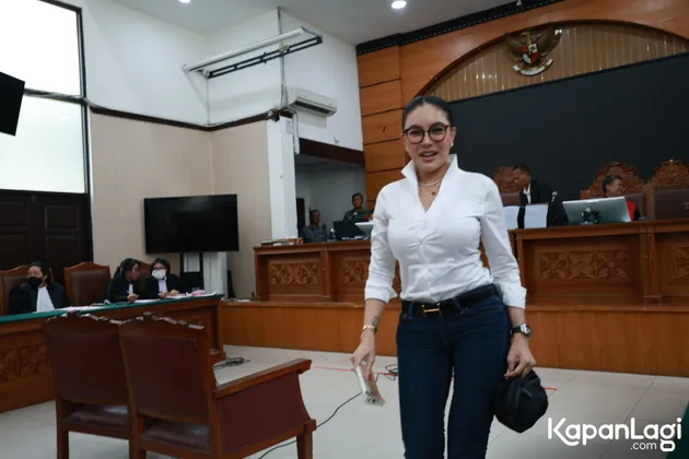 Nikita Mirzani, datang Sidang, penampilan, penuh senyuman