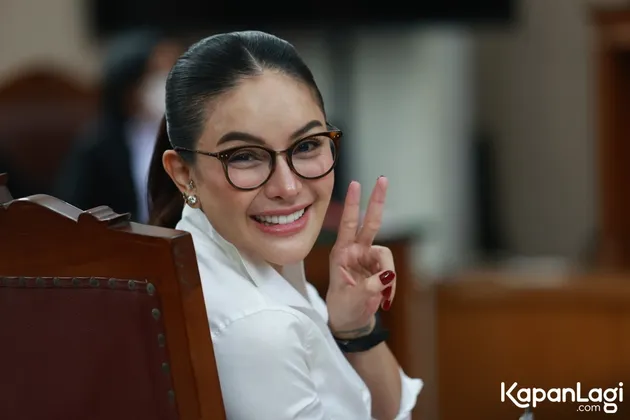 Nikita Mirzani, datang Sidang, penampilan, penuh senyuman