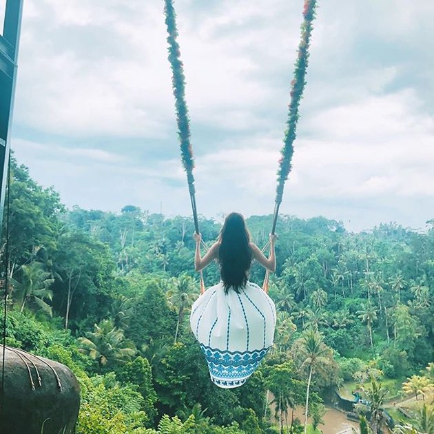 10 Beautiful Photos of Seohyun from Girls' Generation on Vacation in Bali: Swinging on a Swing - Showing Breakfast by the Pool