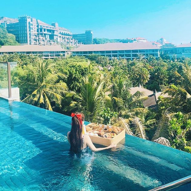 10 Beautiful Photos of Seohyun from Girls' Generation on Vacation in Bali: Swinging on a Swing - Showing Breakfast by the Pool