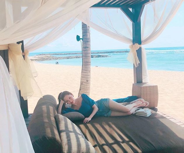 10 Beautiful Photos of Seohyun from Girls' Generation on Vacation in Bali: Swinging on a Swing - Showing Breakfast by the Pool