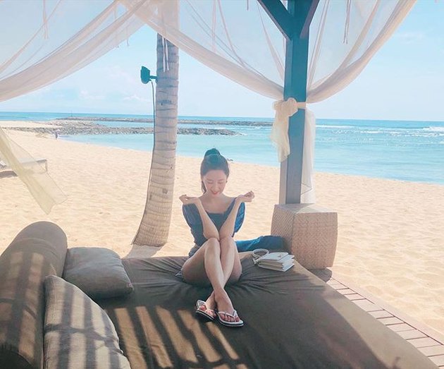 10 Beautiful Photos of Seohyun from Girls' Generation on Vacation in Bali: Swinging on a Swing - Showing Breakfast by the Pool