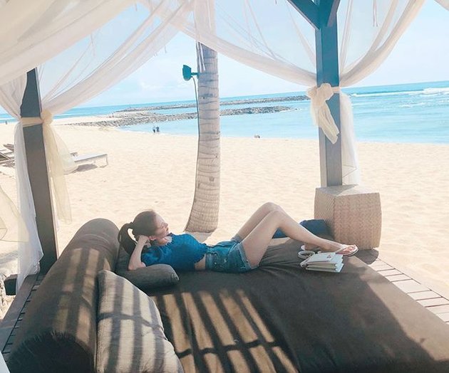 10 Beautiful Photos of Seohyun from Girls' Generation on Vacation in Bali: Swinging on a Swing - Showing Breakfast by the Pool