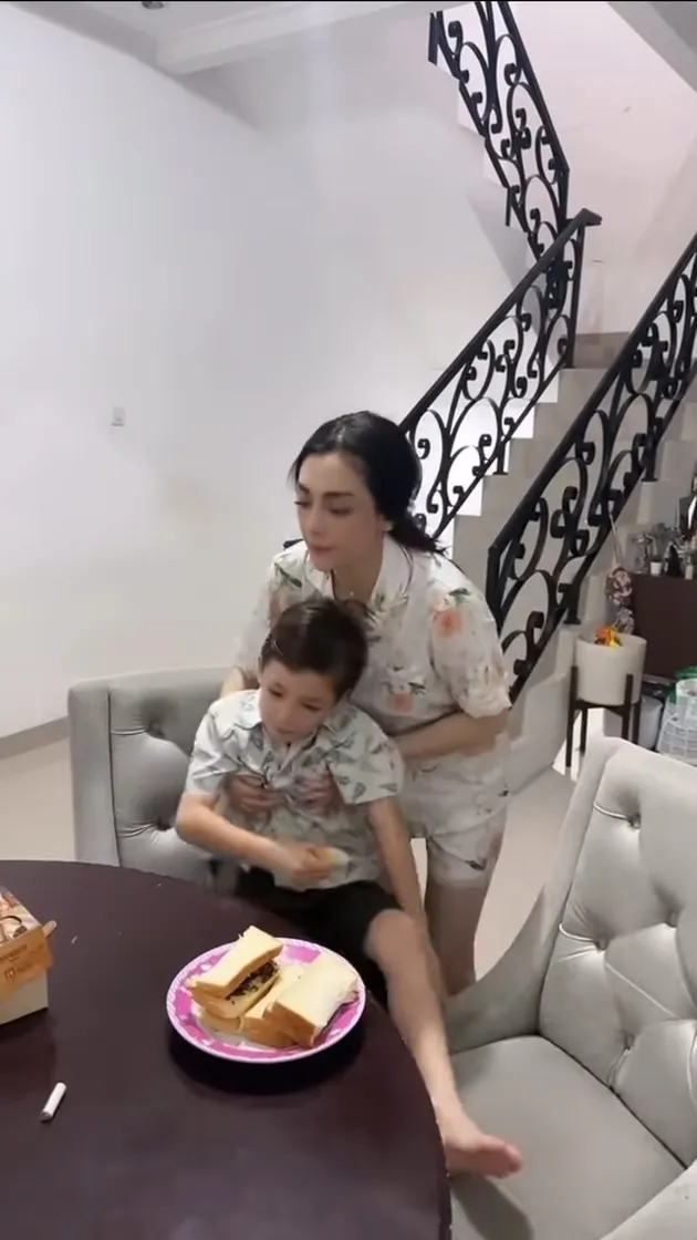 Celine Evangelista Antar Anak Sekolah