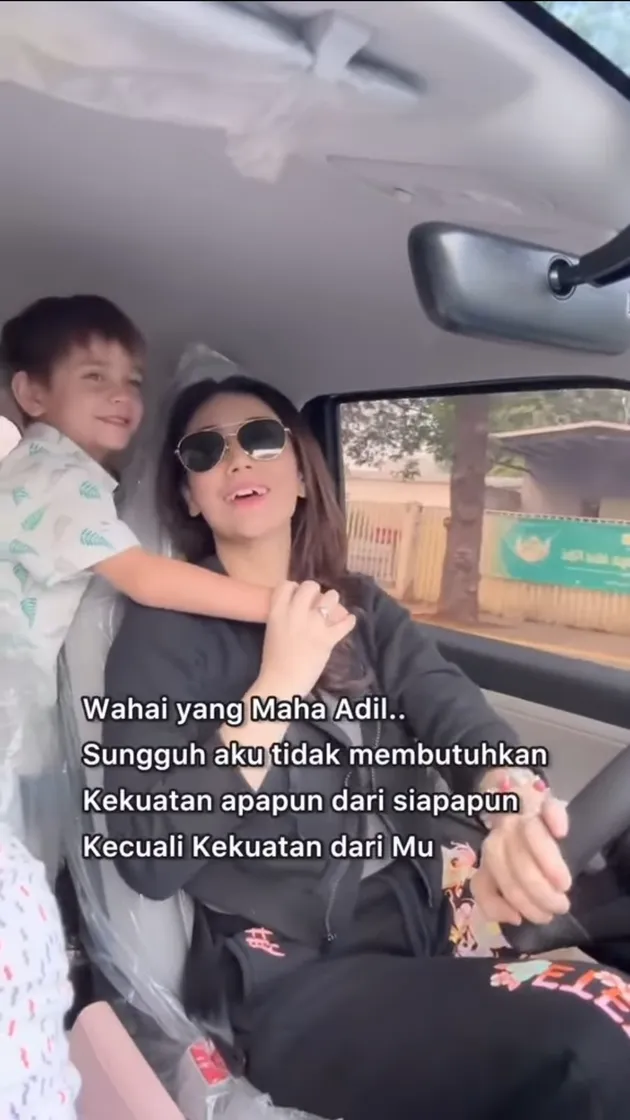 Celine Evangelista Antar Anak Sekolah
