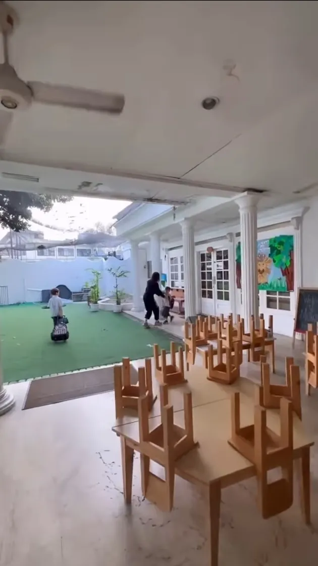 Celine Evangelista Antar Anak Sekolah